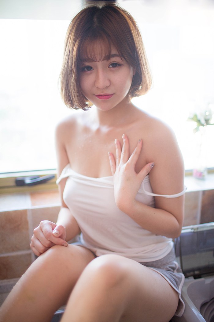 巨乳萝莉千美奈性感居家撩人心弦