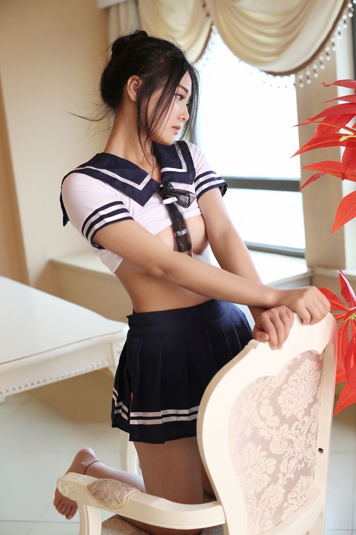 美女白微学生制服性感美乳呼之欲出