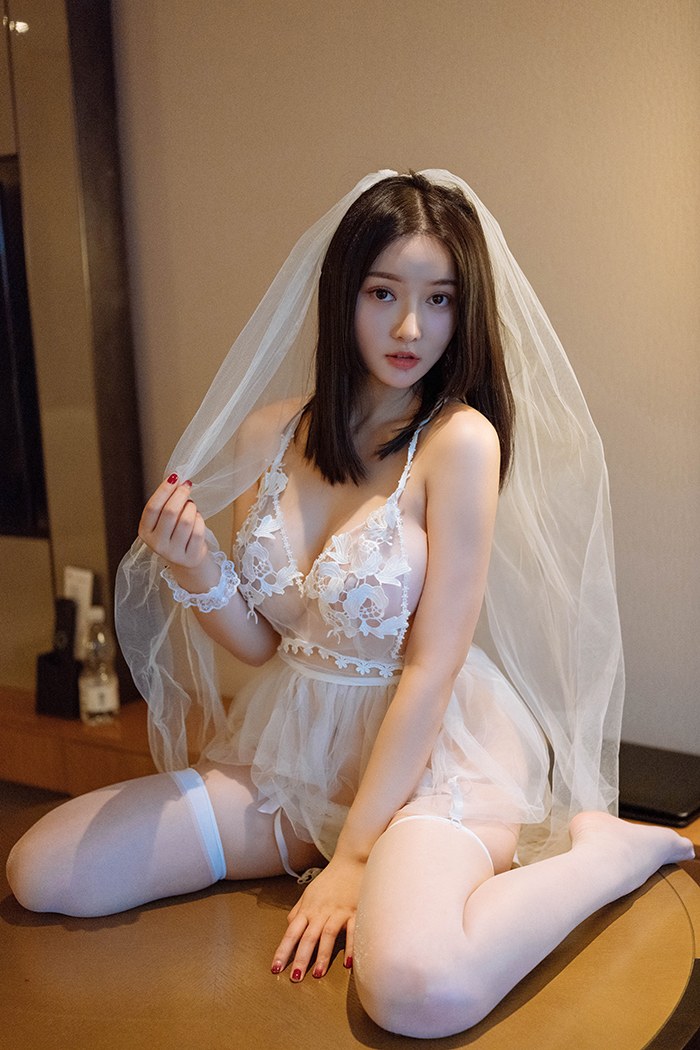 性感女神唐婉儿丰乳肥臀胴体白净