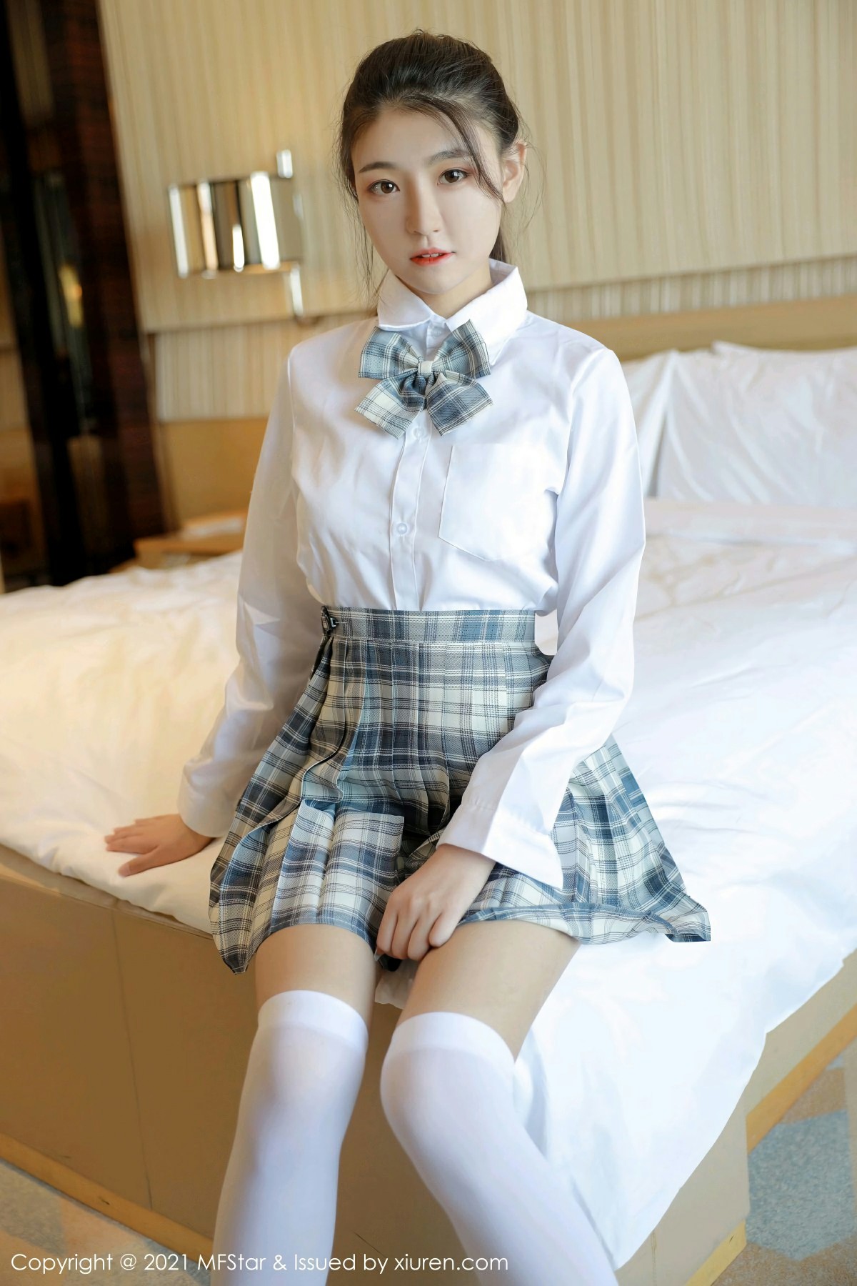 [MFStar模范学院] 2021.01.27 VOL.447 Laura苏雨彤 格子JK制服性感写真 [40+1P]