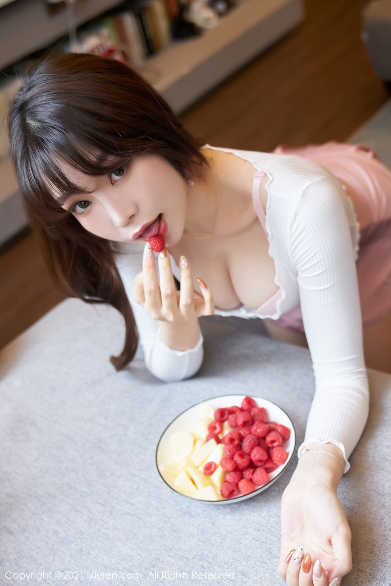 [XiuRen秀人网] 2021.04.25 No.3344 芝芝Booty 圆润酥胸与丝袜美足 性感写真 [70+1P]