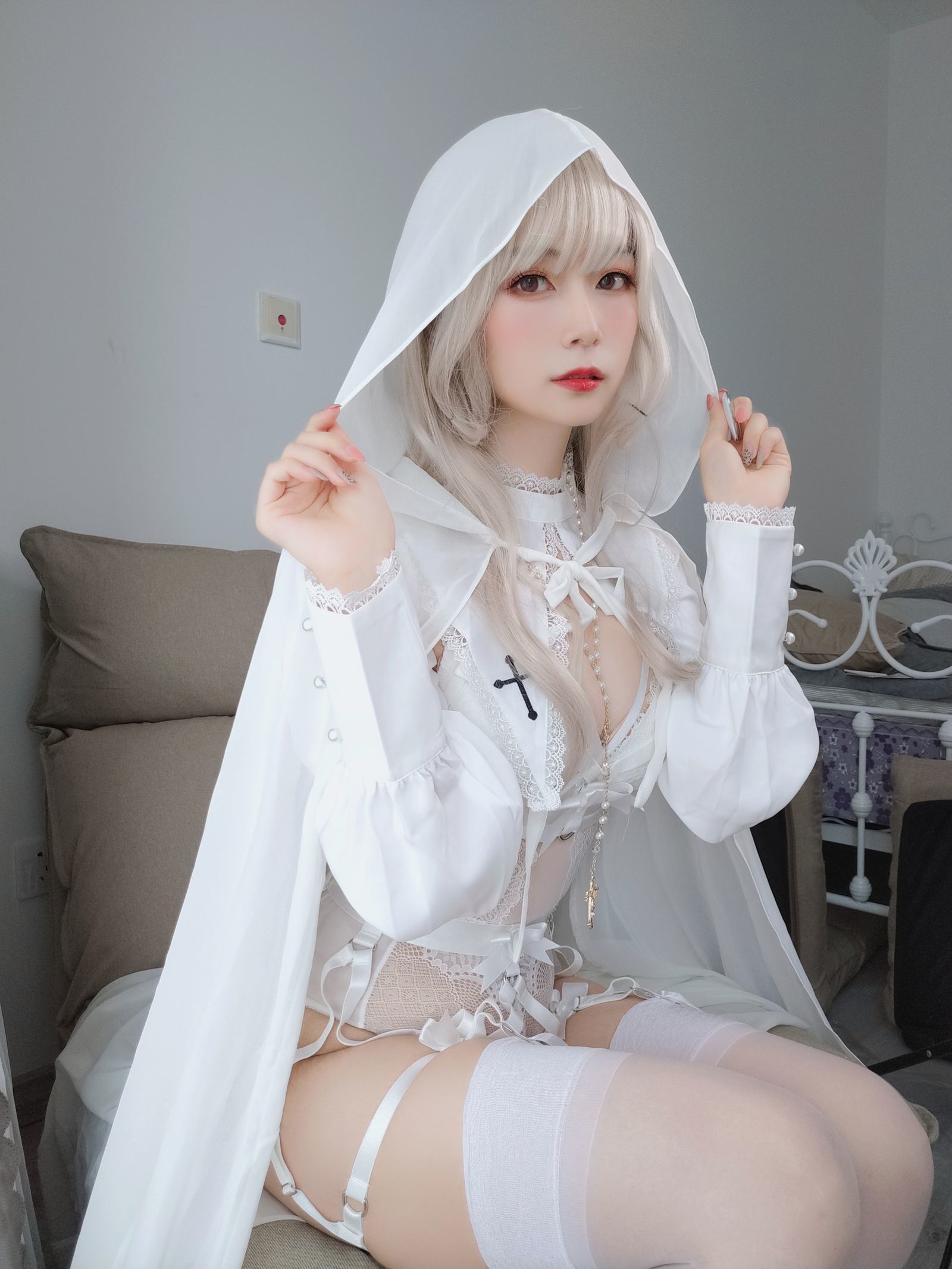 [COSPLAY] Coser小姐姐白银 – 纯白圣女