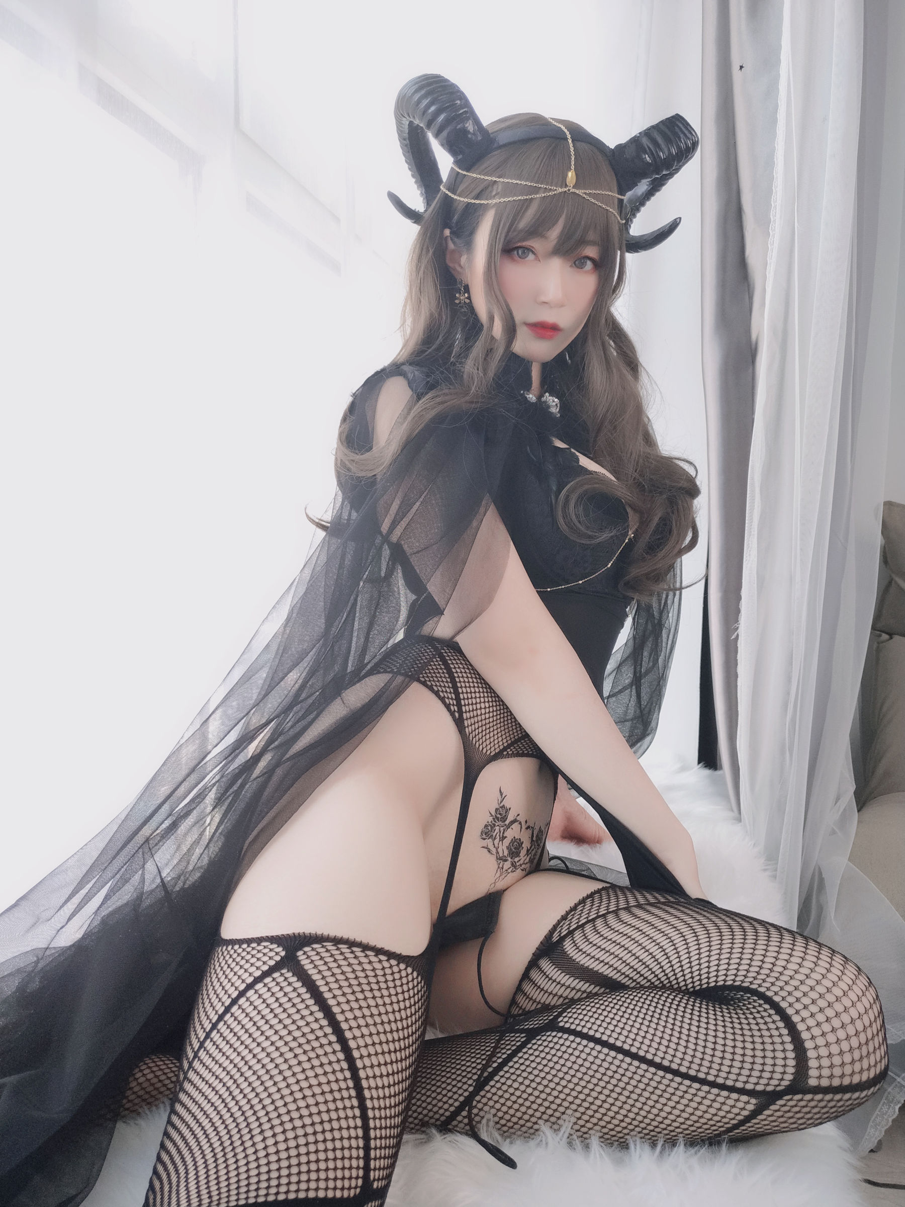 [COSPLAY] Coser小姐姐白银 – 黑山魅魔