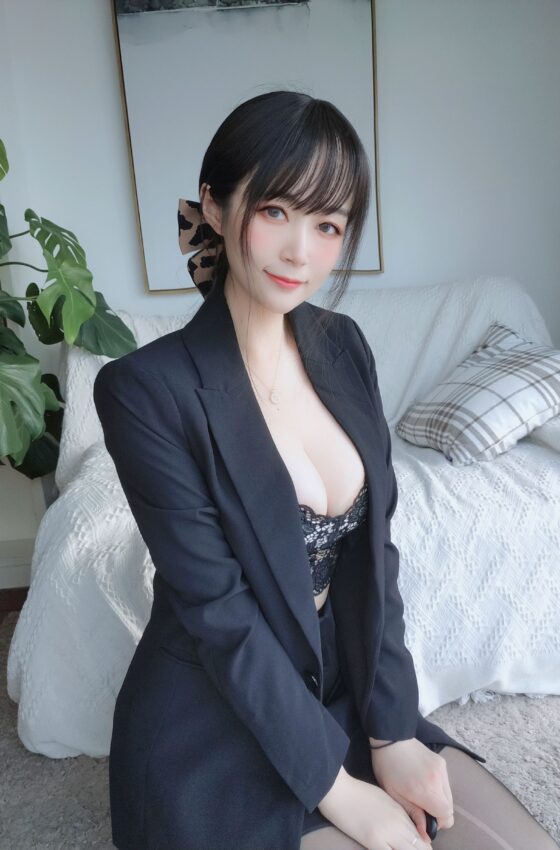 [COSPLAY] Coser小姐姐白银 – 西服