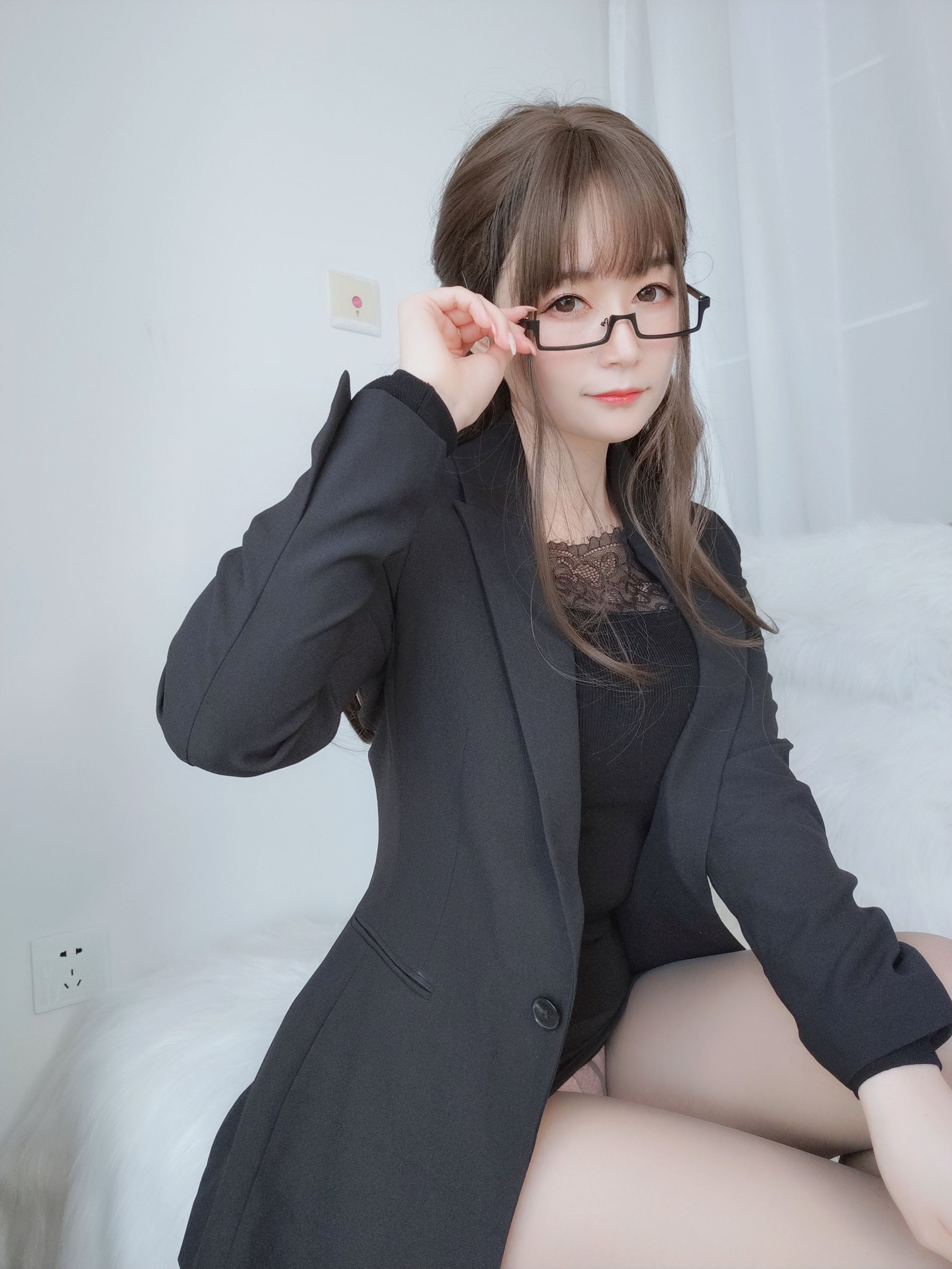 [COSPLAY] Coser小姐姐白银 – 黑西服