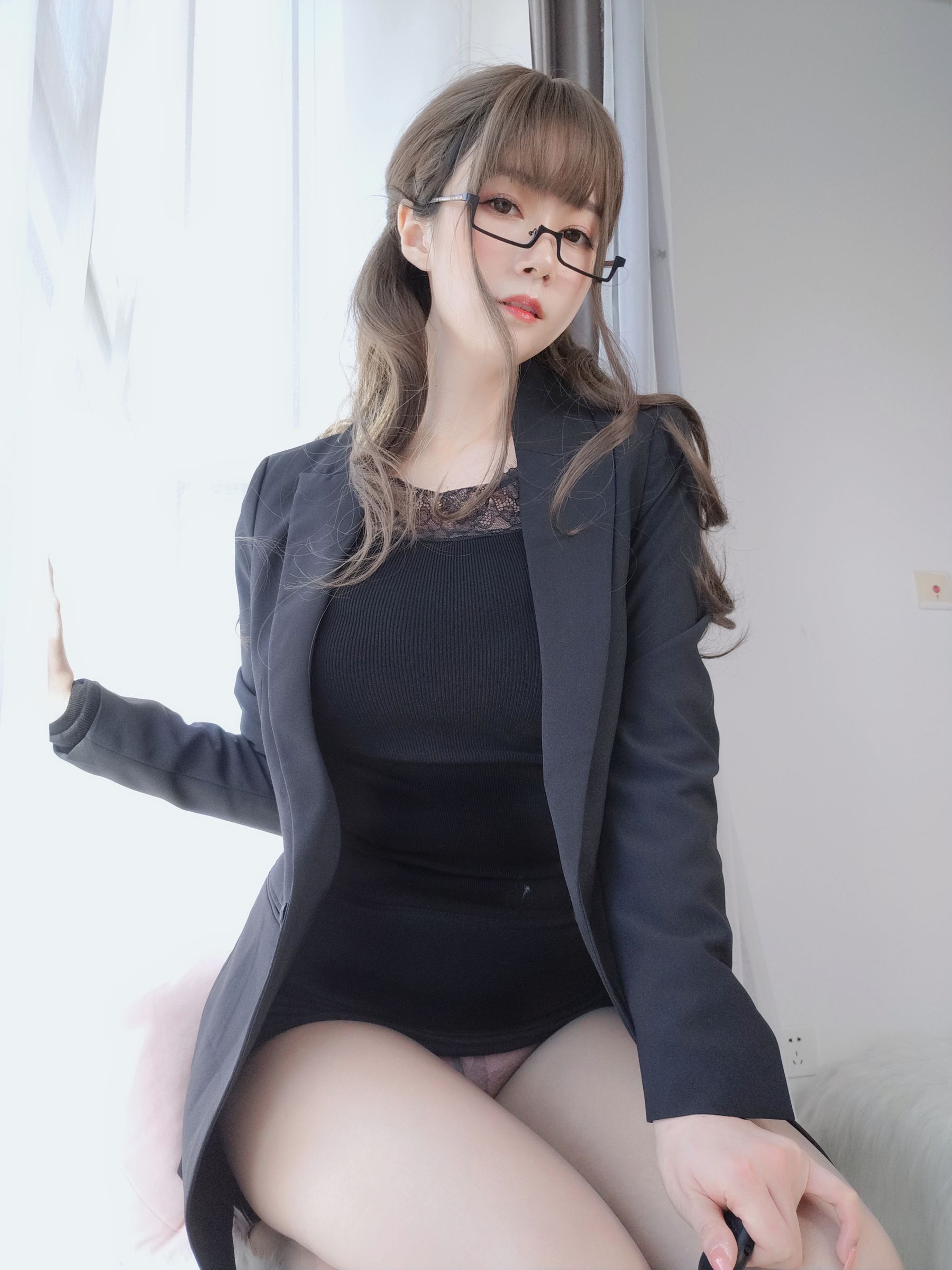 [COSPLAY] Coser小姐姐白银 – 黑西服