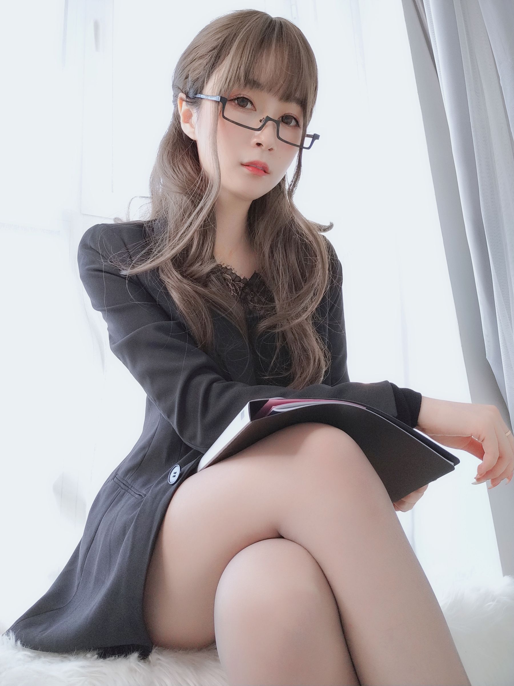 [COSPLAY] Coser小姐姐白银 – 黑西服