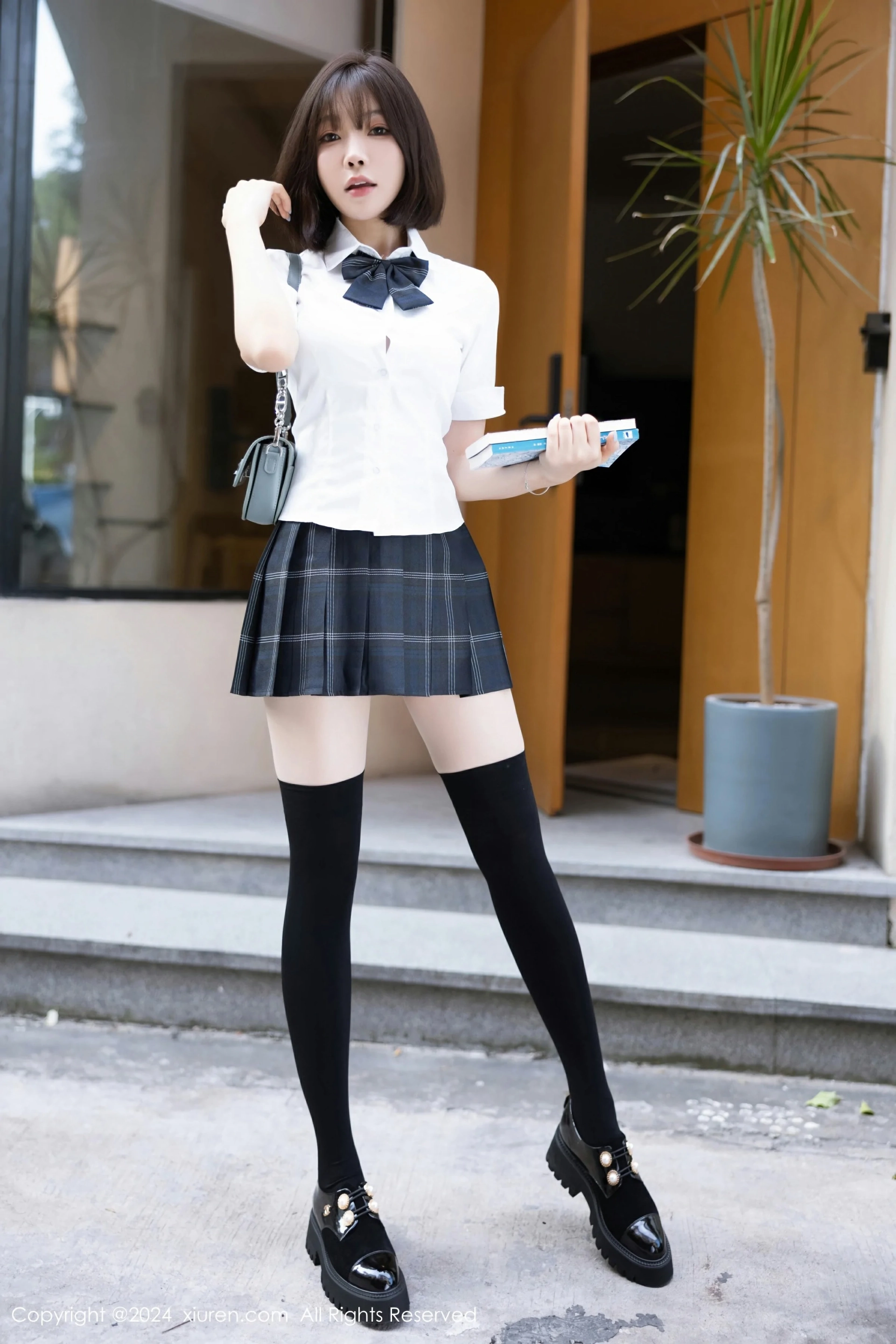 [XiuRen秀人网] 2024.07.01 No.8785 徐莉芝Booty 学生制服 魅惑黑丝 性感写真 [100+1P]