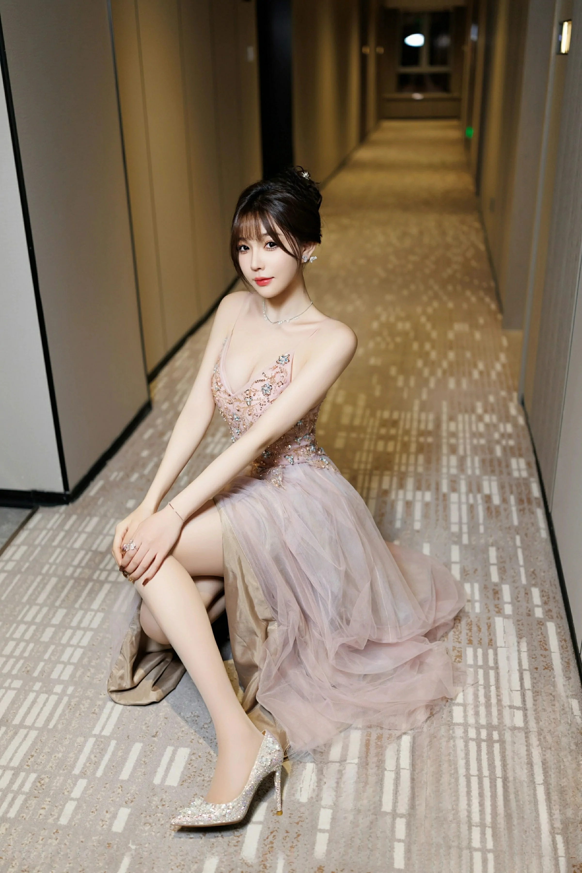 [XiuRen秀人网] 2025.01.02 No.9699 徐莉芝Booty 碎花连衣裙 肉色丝袜 性感写真 [100+1P]